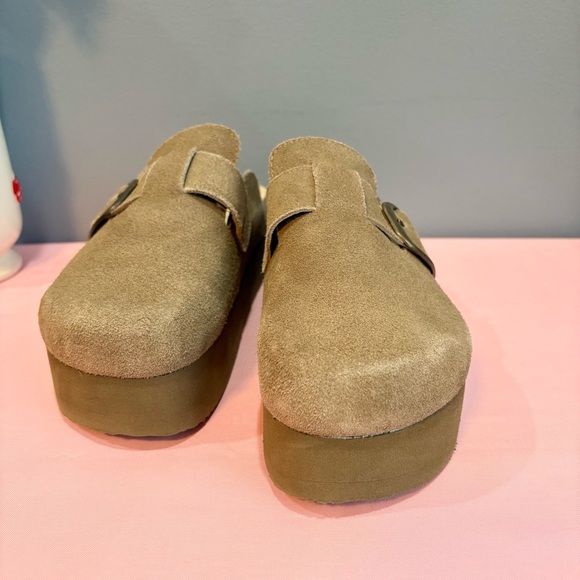 Cushionaire Women's Tan Suede Platform Slip-On Clogs size 6.5 EUC - Picture 5 of 7